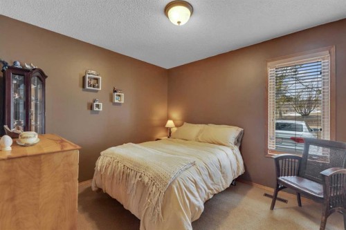 38459 Range Road 283, Rural Red Deer County, AB - Indoor Photo Showing Bedroom