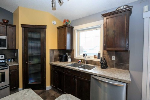 1 Ralston Place, Sylvan Lake, AB - Indoor Photo Showing Kitchen With Double Sink
