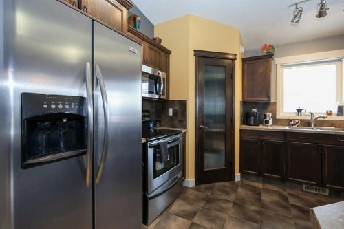 1 Ralston Place, Sylvan Lake, AB - Indoor Photo Showing Kitchen With Stainless Steel Kitchen With Double Sink