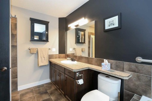 1 Ralston Place, Sylvan Lake, AB - Indoor Photo Showing Bathroom