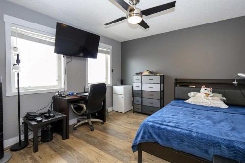 1 Ralston Place, Sylvan Lake, AB - Indoor Photo Showing Bedroom