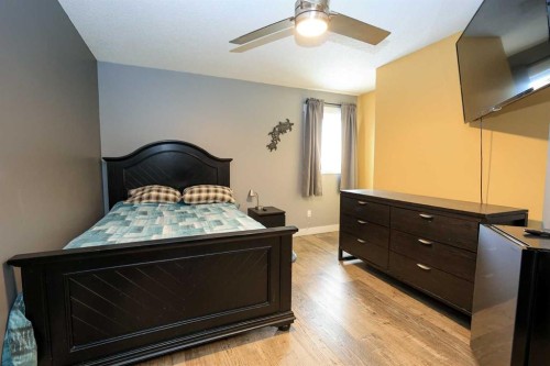 1 Ralston Place, Sylvan Lake, AB - Indoor Photo Showing Bedroom