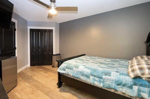 1 Ralston Place, Sylvan Lake, AB - Indoor Photo Showing Bedroom