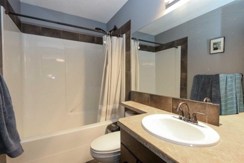 1 Ralston Place, Sylvan Lake, AB - Indoor Photo Showing Bathroom