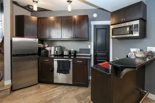 1 Ralston Place, Sylvan Lake, AB - Indoor Photo Showing Kitchen With Stainless Steel Kitchen