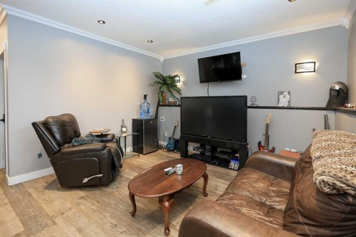 1 Ralston Place, Sylvan Lake, AB - Indoor Photo Showing Living Room
