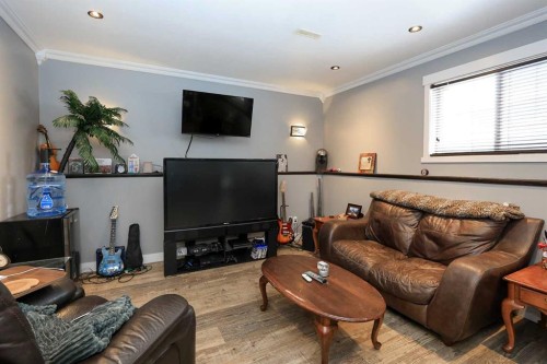 1 Ralston Place, Sylvan Lake, AB - Indoor Photo Showing Living Room