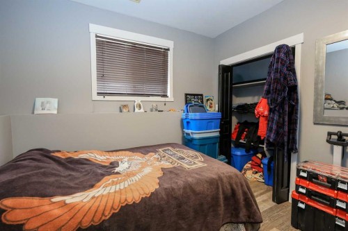 1 Ralston Place, Sylvan Lake, AB - Indoor Photo Showing Bedroom