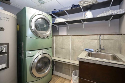 1 Ralston Place, Sylvan Lake, AB - Indoor Photo Showing Laundry Room