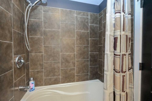 1 Ralston Place, Sylvan Lake, AB - Indoor Photo Showing Bathroom
