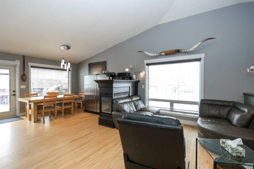 1 Ralston Place, Sylvan Lake, AB - Indoor Photo Showing Living Room