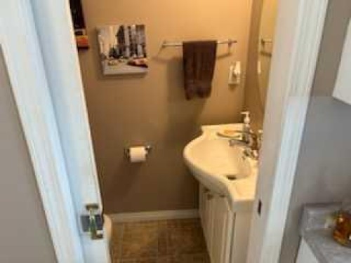 47-33 Donlevy Avenue, Red Deer, AB - Indoor Photo Showing Bathroom