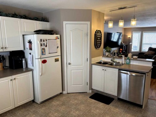 47-33 Donlevy Avenue, Red Deer, AB - Indoor Photo Showing Kitchen With Double Sink