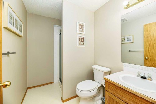 135 Doran Crescent, Red Deer, AB - Indoor Photo Showing Bathroom