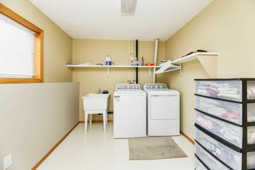 135 Doran Crescent, Red Deer, AB - Indoor Photo Showing Laundry Room