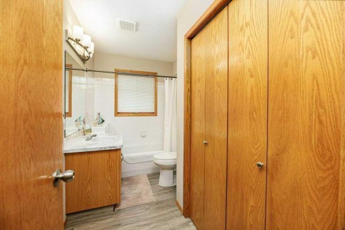 135 Doran Crescent, Red Deer, AB - Indoor Photo Showing Bathroom