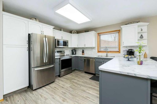 135 Doran Crescent, Red Deer, AB - Indoor Photo Showing Kitchen With Upgraded Kitchen