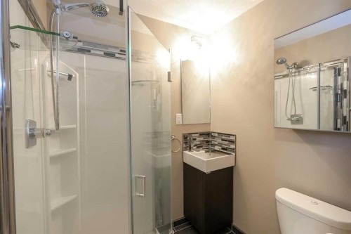 415 Barrett Drive, Red Deer, AB - Indoor Photo Showing Bathroom