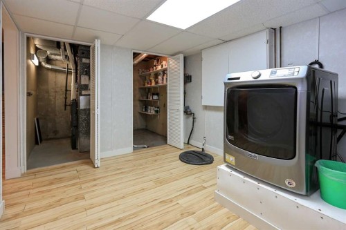 415 Barrett Drive, Red Deer, AB - Indoor Photo Showing Laundry Room