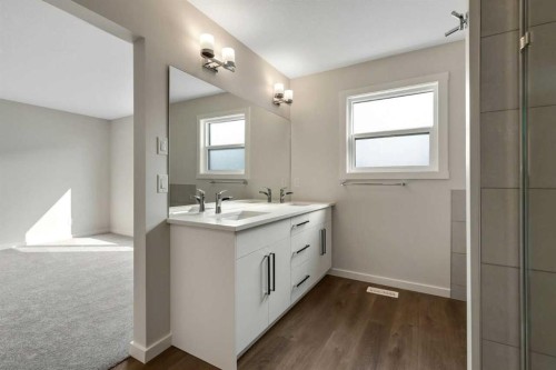 3 Heritage Link, Cochrane, AB - Indoor Photo Showing Bathroom
