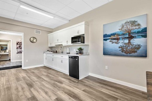 302-97 Station Drive, Sylvan Lake, AB - Indoor Photo Showing Kitchen