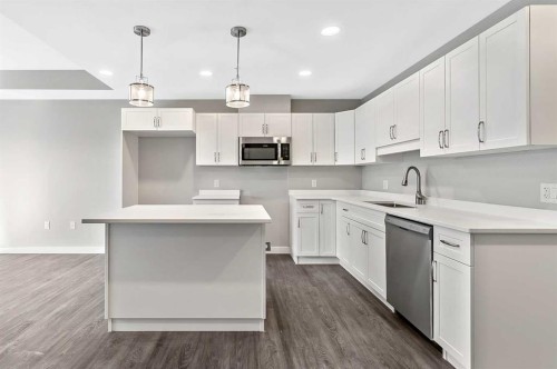 302-97 Station Drive, Sylvan Lake, AB - Indoor Photo Showing Kitchen With Upgraded Kitchen