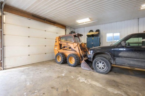 38272 Range Road 265, Rural Red Deer County, AB - Indoor Photo Showing Garage