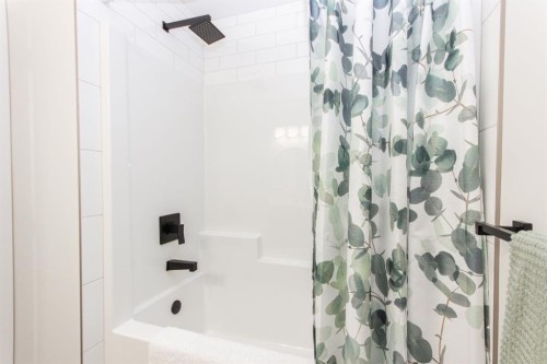 224 Emerald Drive, Red Deer, AB - Indoor Photo Showing Bathroom