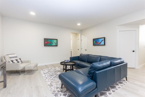 224 Emerald Drive, Red Deer, AB - Indoor Photo Showing Living Room