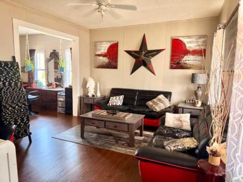 5016 51 Street, Hardisty, AB - Indoor Photo Showing Living Room