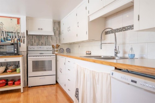 5223 Newson Boulevard, Bashaw, AB - Indoor Photo Showing Kitchen With Double Sink