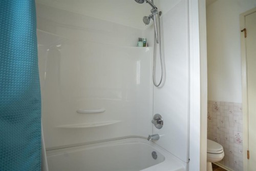 5223 Newson Boulevard, Bashaw, AB - Indoor Photo Showing Bathroom