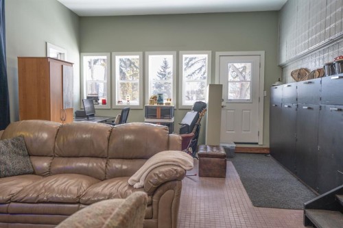 5223 Newson Boulevard, Bashaw, AB - Indoor Photo Showing Living Room