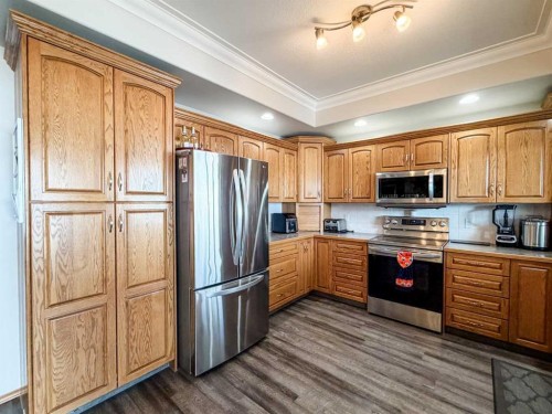 6701 41 Avenue, Stettler, AB - Indoor Photo Showing Kitchen