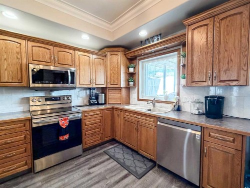 6701 41 Avenue, Stettler, AB - Indoor Photo Showing Kitchen With Double Sink