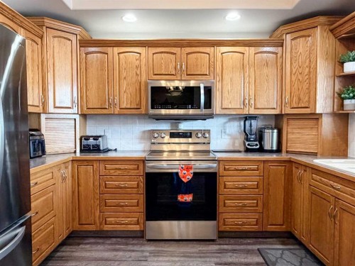 6701 41 Avenue, Stettler, AB - Indoor Photo Showing Kitchen