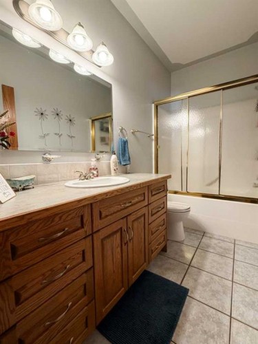 6701 41 Avenue, Stettler, AB - Indoor Photo Showing Bathroom