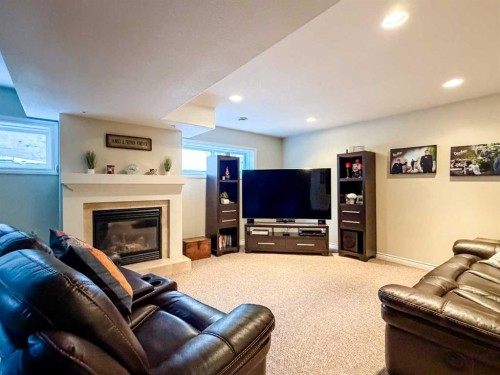 6701 41 Avenue, Stettler, AB - Indoor With Fireplace
