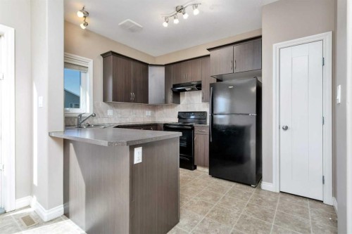 8 Ross Close, Sylvan Lake, AB - Indoor Photo Showing Kitchen