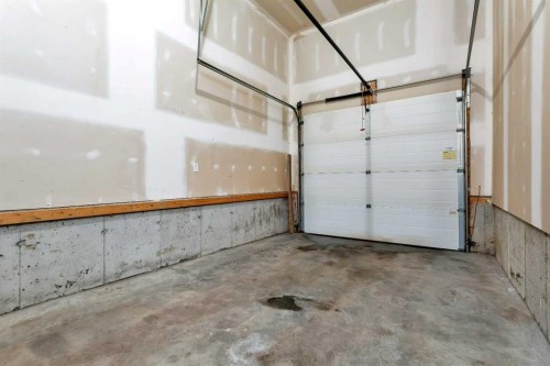 8 Ross Close, Sylvan Lake, AB - Indoor Photo Showing Garage