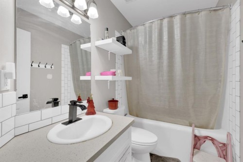 95 Jennings Crescent, Red Deer, AB - Indoor Photo Showing Bathroom
