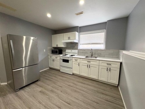 95 Jennings Crescent, Red Deer, AB - Indoor Photo Showing Kitchen