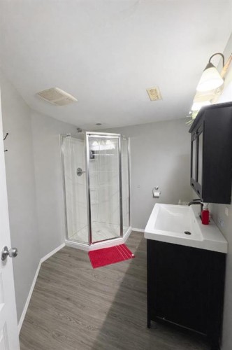 95 Jennings Crescent, Red Deer, AB - Indoor Photo Showing Bathroom