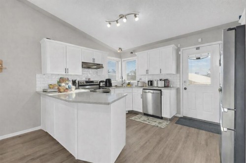 95 Jennings Crescent, Red Deer, AB - Indoor Photo Showing Kitchen With Upgraded Kitchen
