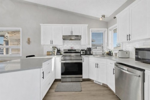 95 Jennings Crescent, Red Deer, AB - Indoor Photo Showing Kitchen