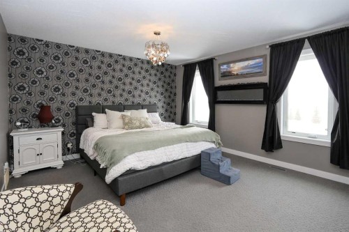 112 Eastpointe Drive, Blackfalds, AB - Indoor Photo Showing Bedroom