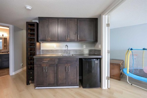112 Eastpointe Drive, Blackfalds, AB - Indoor Photo Showing Kitchen