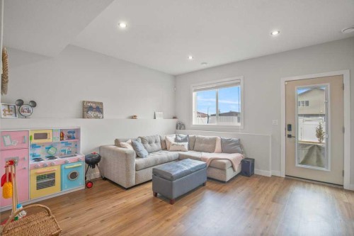 14 Thayer Close, Red Deer, AB - Indoor Photo Showing Living Room