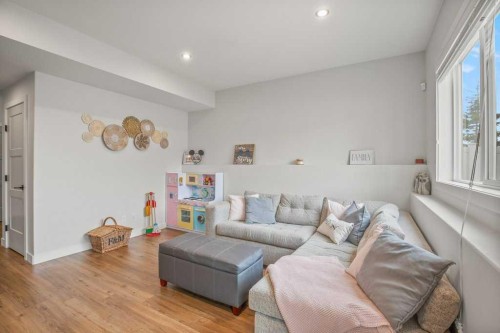 14 Thayer Close, Red Deer, AB - Indoor Photo Showing Living Room