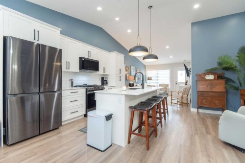 71 Golden Crescent, Red Deer, AB - Indoor Photo Showing Kitchen With Upgraded Kitchen
